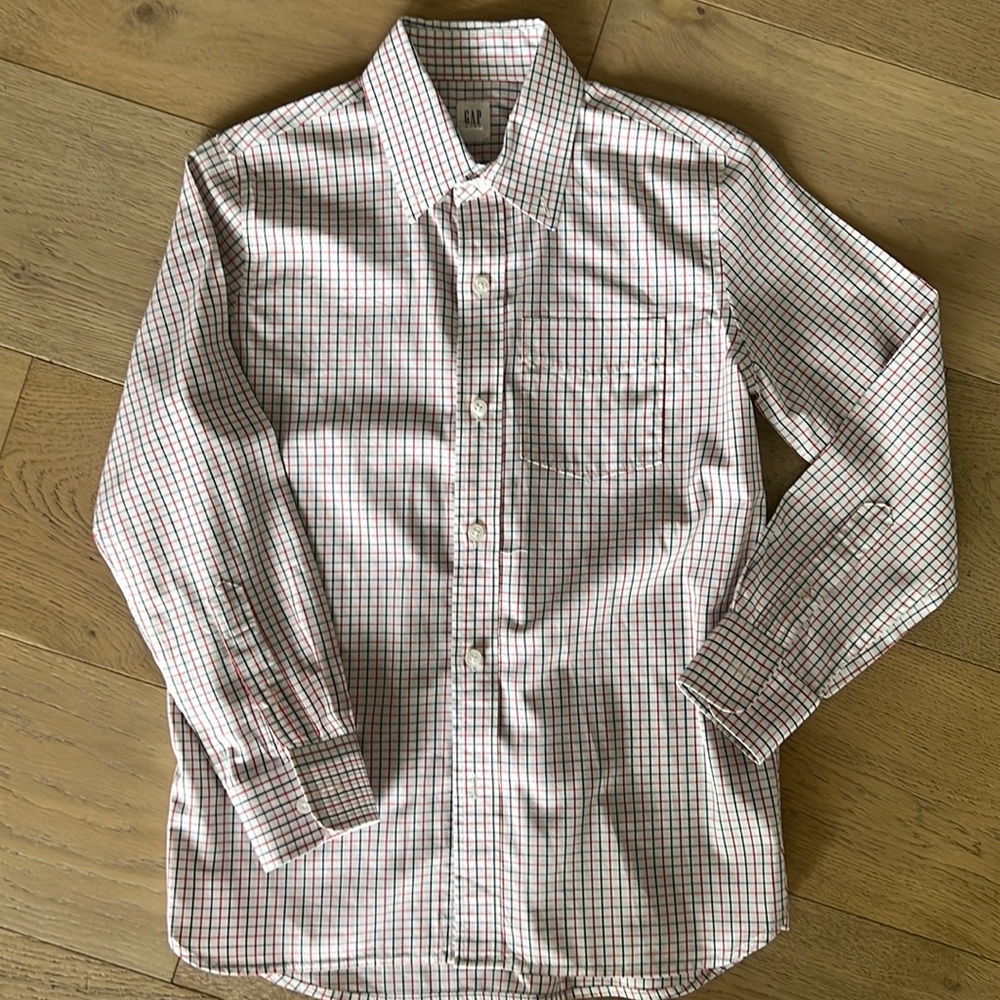 Starched, ironed, and ready to wear Gap Kids boys dress shirt. Size 10.